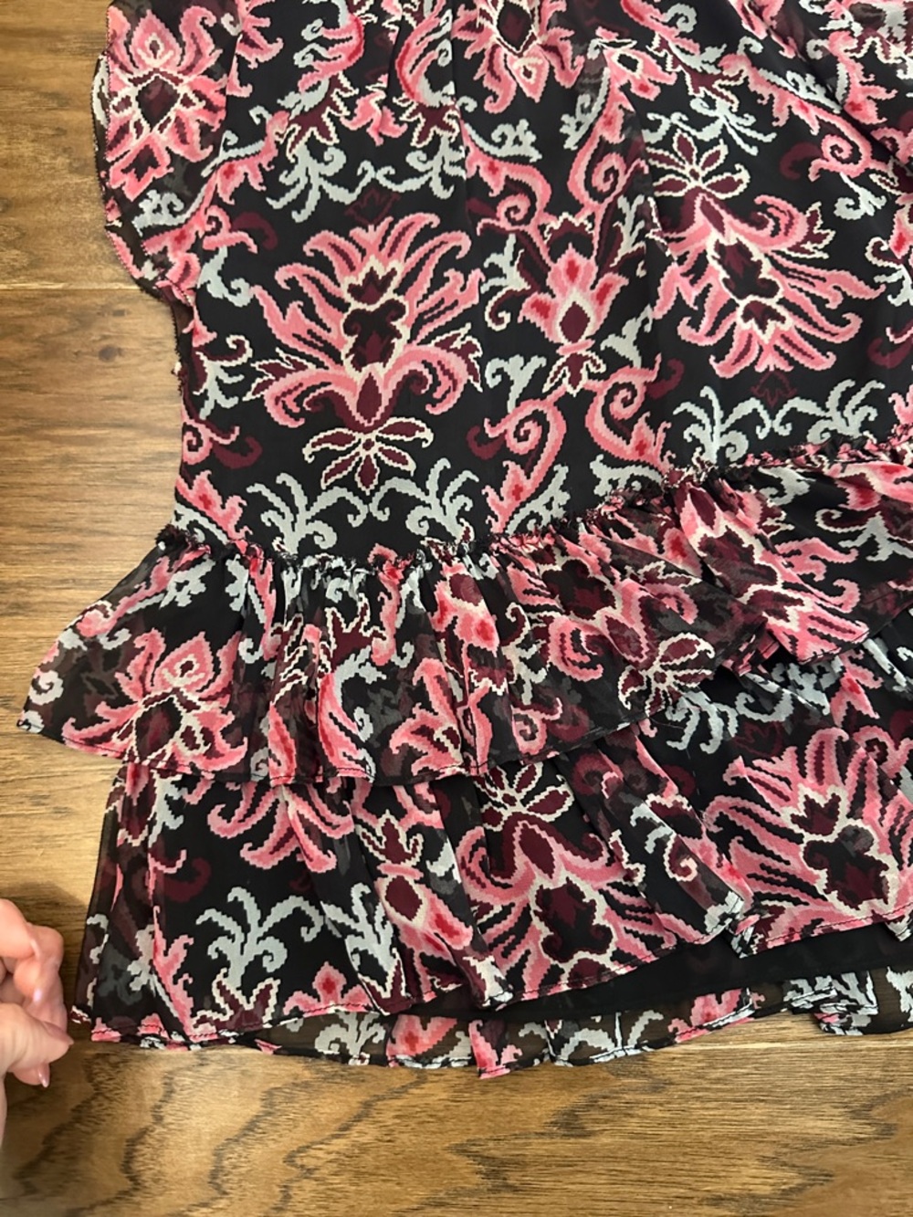Kate Spade New York Mediun Tapestry Silk Black Grey Prink Chiffon Ruffle Top. - Picture 5 of 10